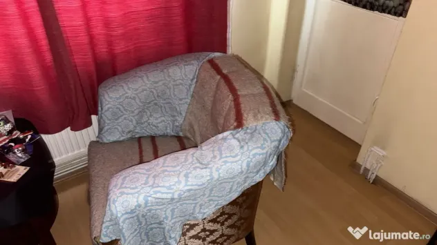 Set mobilier clasic (canapea și două fotolii) din mătase și lemn – Piese vintage