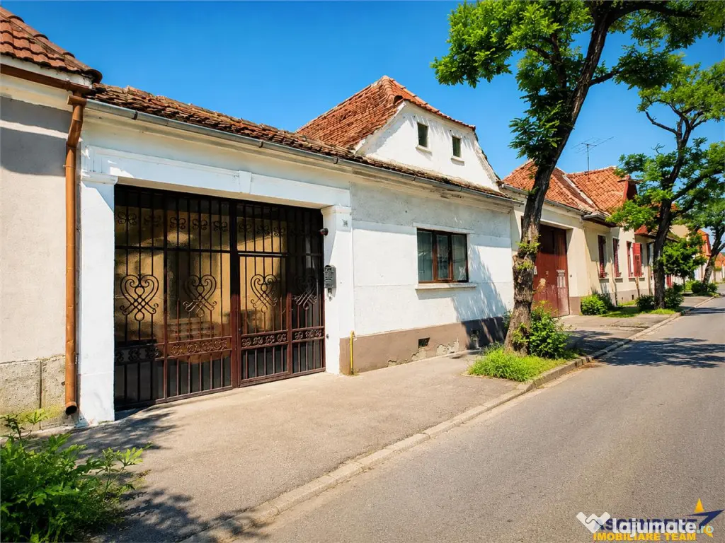 Casa cu 4 camere, garaj, pivnita boltita si potential, Braso
