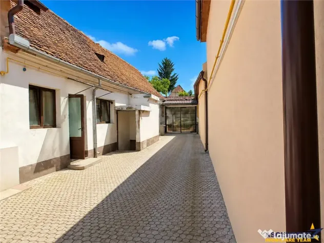 Casa cu 4 camere, garaj, pivnita boltita si potential, Braso