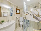 Corp de casa cu 2 imobile, intrari separate, pod si beci gen 