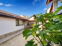Corp de casa cu 2 imobile, intrari separate, pod si beci gen
