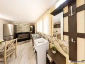 Corp de casa cu 2 imobile, intrari separate, pod si beci gen 