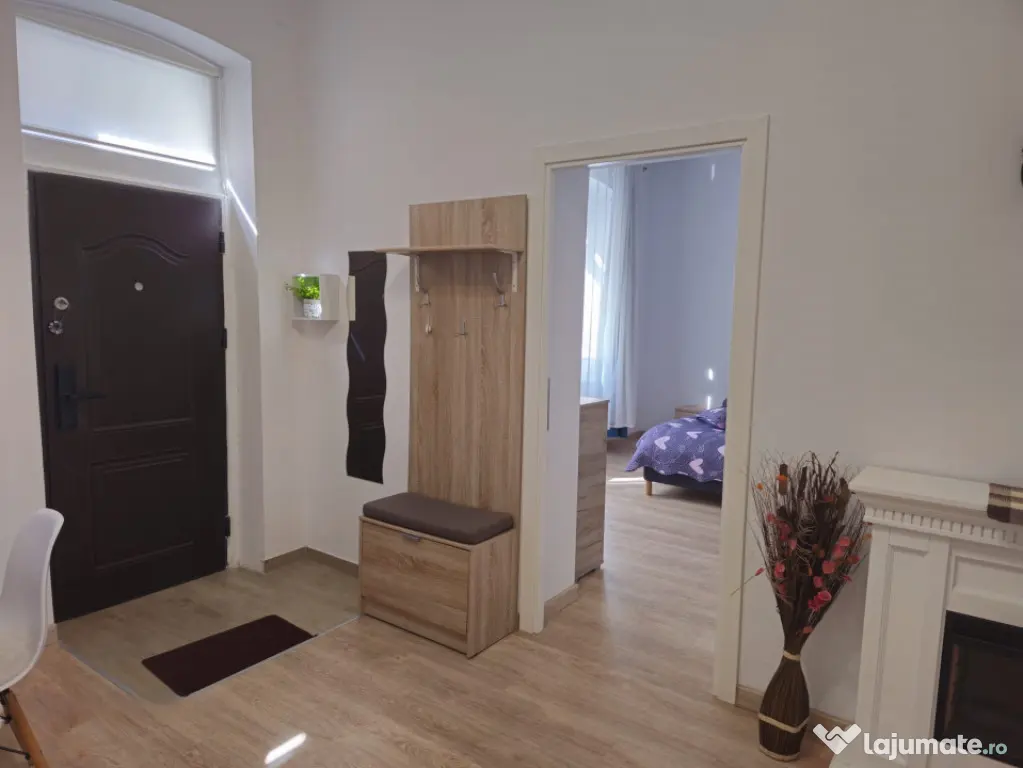 Apartament cu 2 camere, 55mp, la curte comuna, in zona Centr