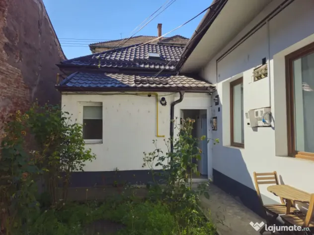 Apartament cu 2 camere, 55mp, la curte comuna, in zona Centr