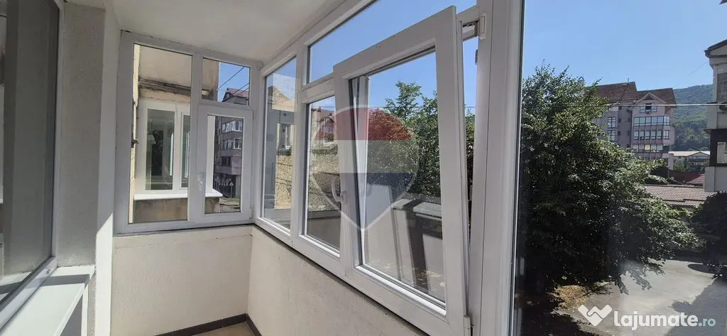 Garsonieră modernă | Centrală Piatra-Neamț | Mobilat?...