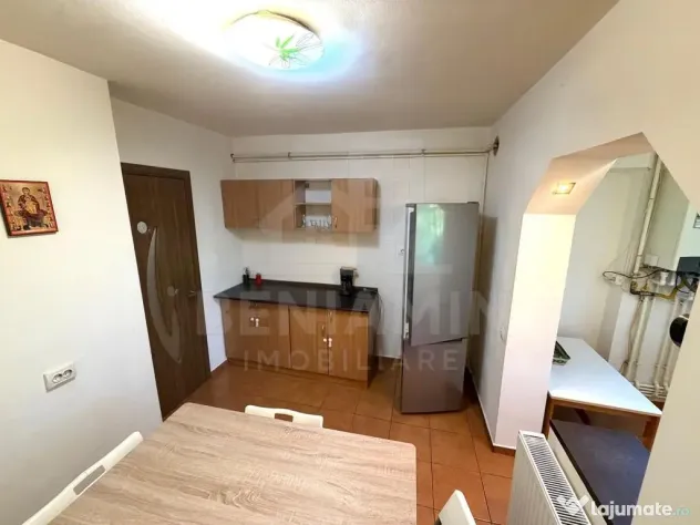 3 camere decomandat cu 2 bai Rovine etajul 3 centrala ter...