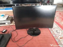 vând PlayStation 4