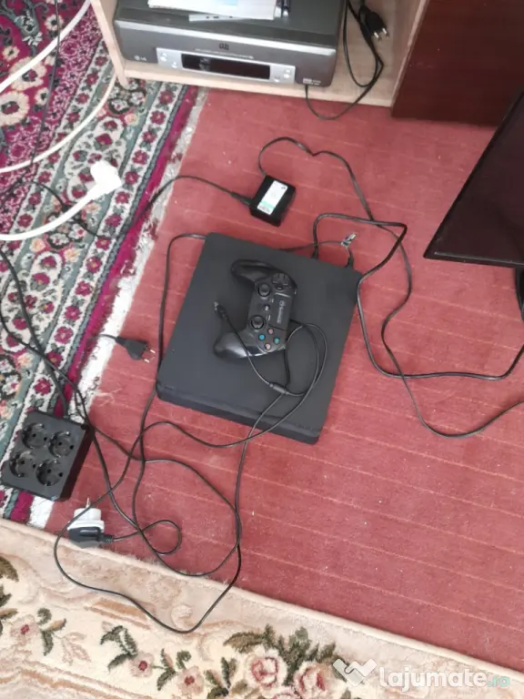 vând PlayStation 4