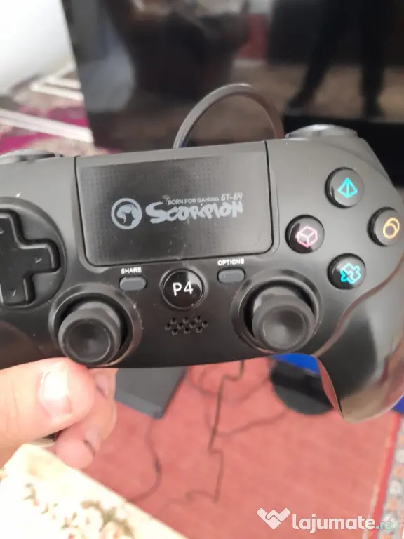 vând PlayStation 4
