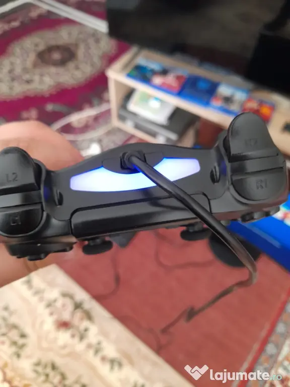vând PlayStation 4