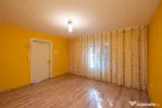Casă din cărămidă, cu garaj și curte proprie – zona c