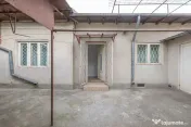 Casă din cărămidă, cu garaj și curte proprie – zona c 