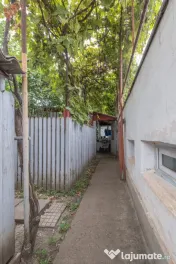 Casă din cărămidă, cu garaj și curte proprie – zona c 