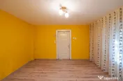 Casă din cărămidă, cu garaj și curte proprie – zona c 