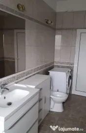 Vanzare - apartament cu 3 camere, etaj intermediar - Side... 