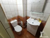 Închiriere apartament 3 camere, 2 băi, balcon închis –