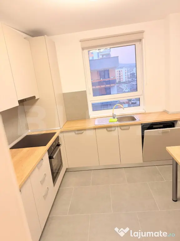 Apartament 3 camere , Tractorul , 75mp , prima inchiriere , - Brasov (Brasov)