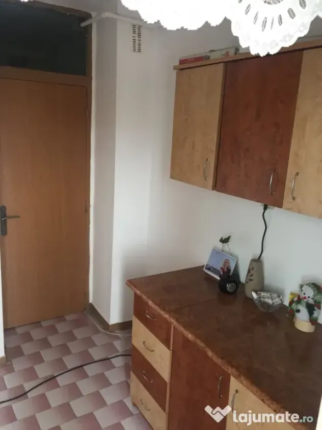 Proprietar ofer spre închiriere cameră apartament 2 camere Rectoratul Universității