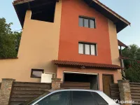 Vând Vilă compusă din 2 apartamente 