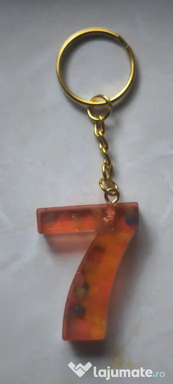 Breloc handmade din rășină cu doua numere
