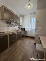 Apartament cu 2 camere, decomandat, la aproximativ 300 de me 