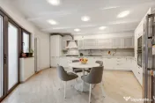 Apartament elegant 170mp, curte proprie și 3 locuri parcare 
