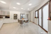 Apartament elegant 170mp, curte proprie și 3 locuri parcare 