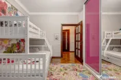 Apartament elegant 170mp, curte proprie și 3 locuri parcare 