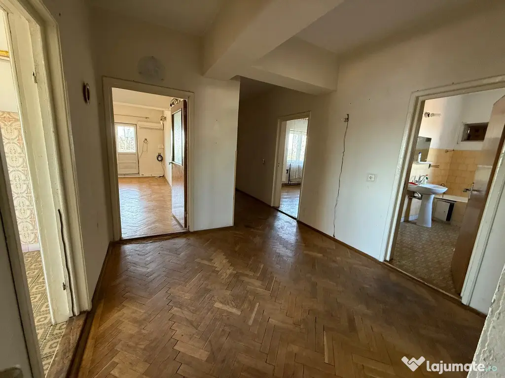 Apartament deosebit 4 camere etaj 3 din 4 - boxa - garaj - Ploiesti (Prahova)