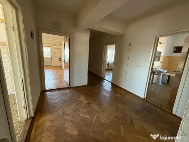 Apartament deosebit 4 camere etaj 3 din 4 - boxa - garaj - Ploiesti (Prahova)