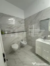 Apartament cu 3 camere, 90 mp, decomandat, zona Zamca 