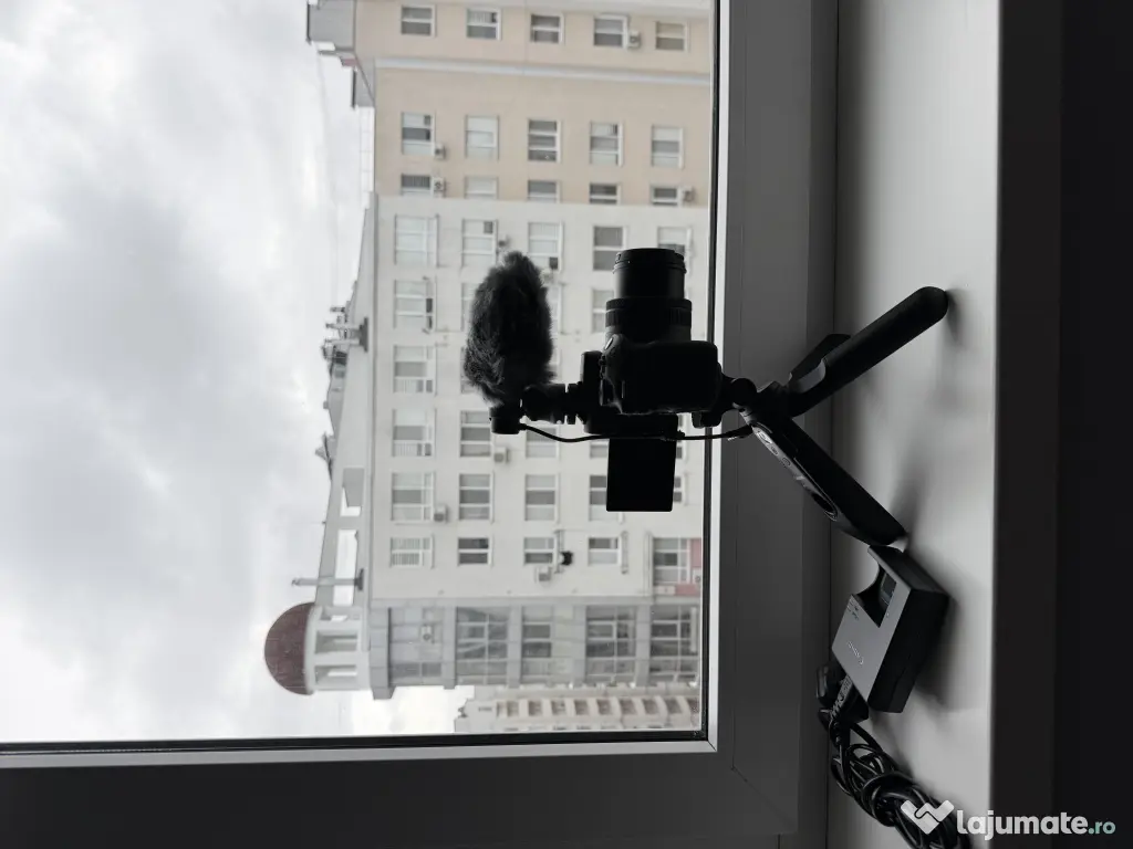 Cameră Canon R50