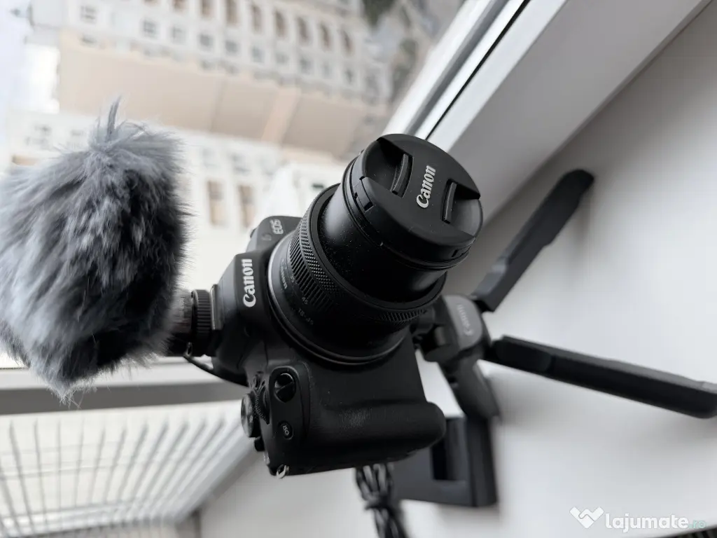 Cameră Canon R50