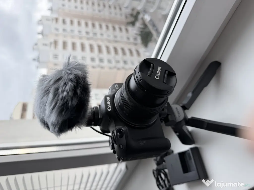 Cameră Canon R50
