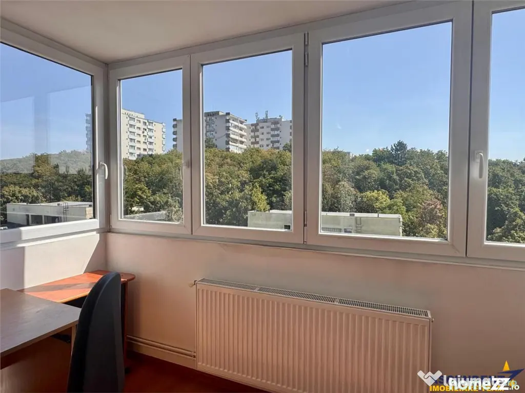 Decomandat, luminos, 2 camere si priveli#537;te superba, zon - Targu Mures (Mures)