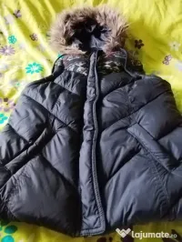 Vesta groasa neagra, cu model si cu gluga. Marimea: 38!!