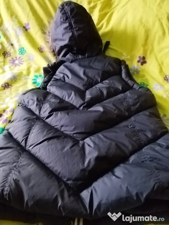 Vesta groasa neagra, cu model si cu gluga. Marimea: 38!!