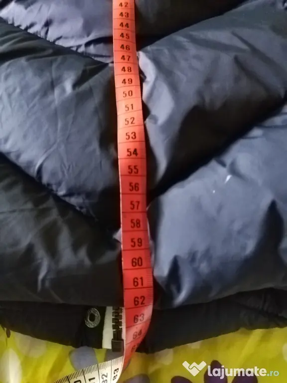 Vesta groasa neagra, cu model si cu gluga. Marimea: 38!!
