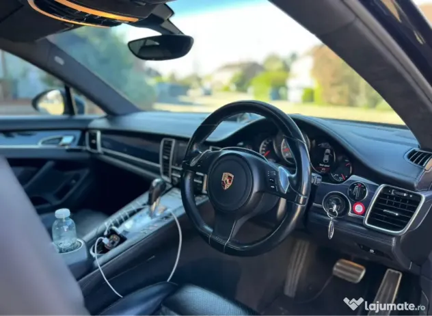 Porsche Panamera gts v8