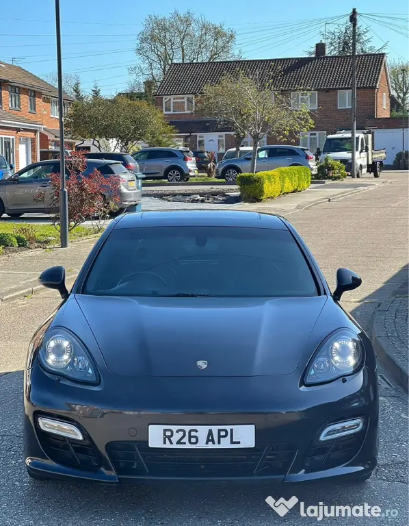 Porsche Panamera gts v8