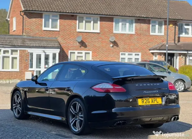 Porsche Panamera gts v8