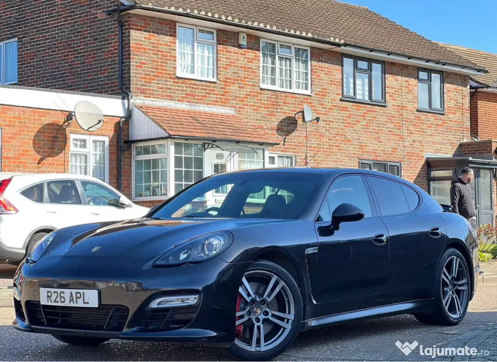 Porsche Panamera gts v8