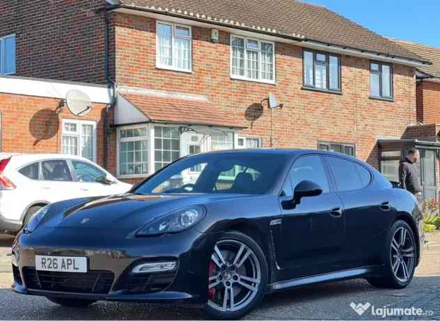 Porsche Panamera gts v8