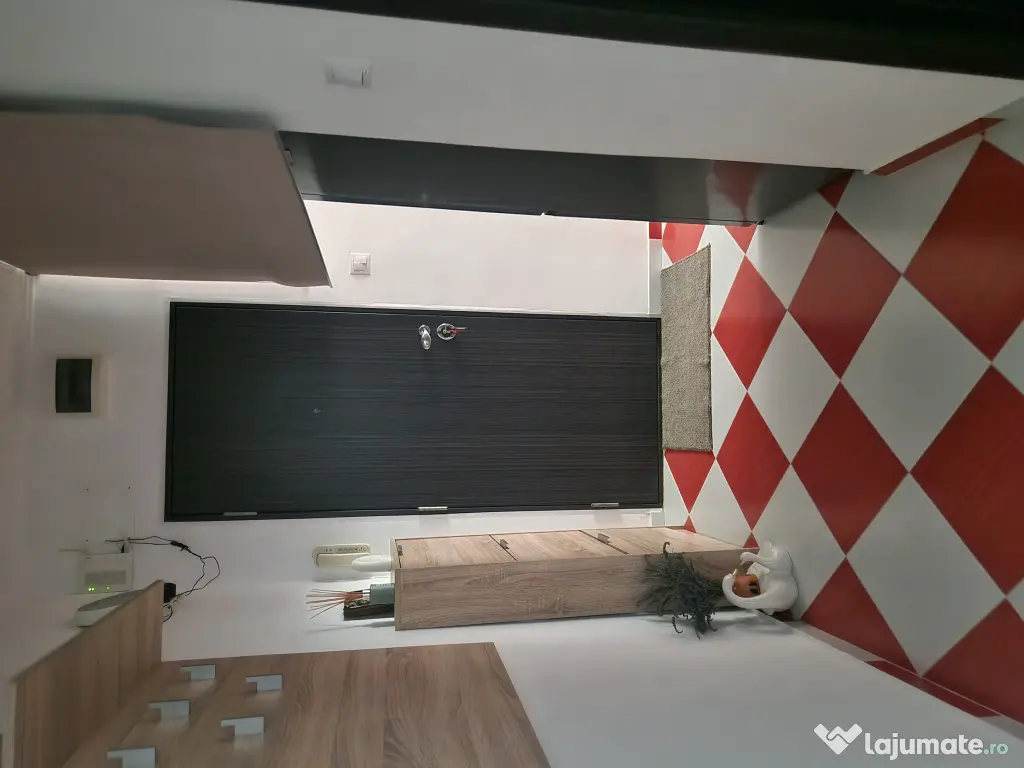 Vând apartament cu 2 camere, parter, 85000 euro, negociabil.