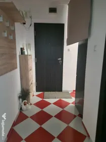 Vând apartament cu 2 camere, parter, pret negociabil, central.