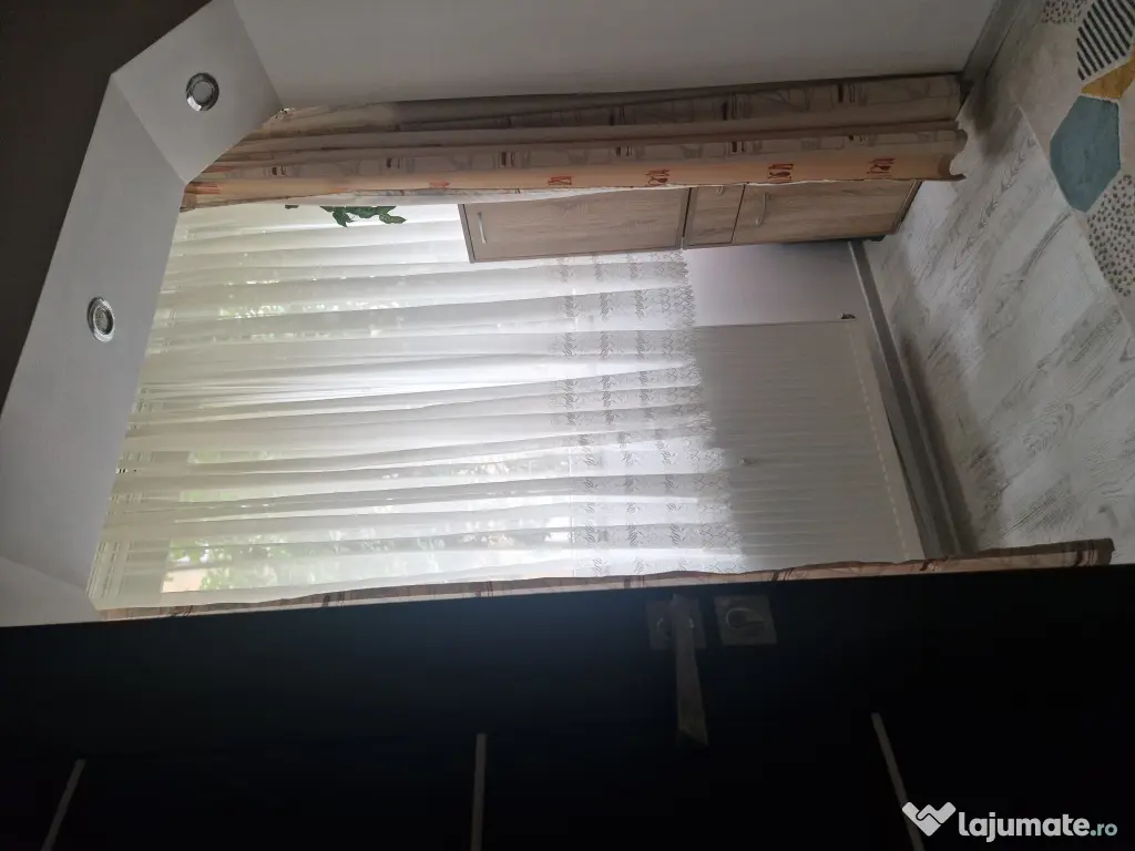 Vând apartament cu 2 camere, parter, 85000 euro, negociabil.