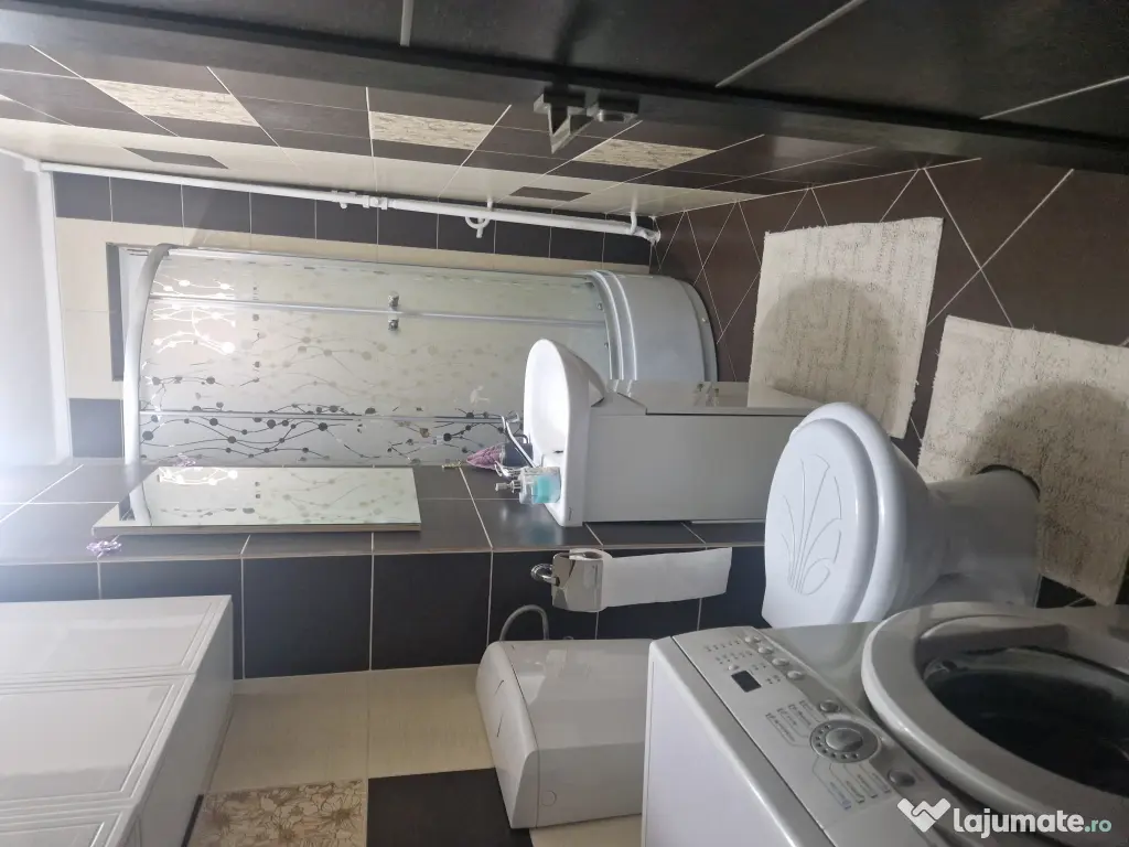 Vând apartament cu 2 camere, parter, 85000 euro, negociabil.