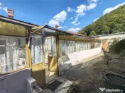 Bocsa Montana, Casa cu pridvor generos, ideala pentru famili 