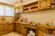Refugiu pretios:jacuzzi, lemn masiv,2.000 mp teren,4 dormito