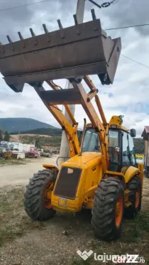 JCB 3CX Super varianta cu 4 roți egale, 4x4x4.